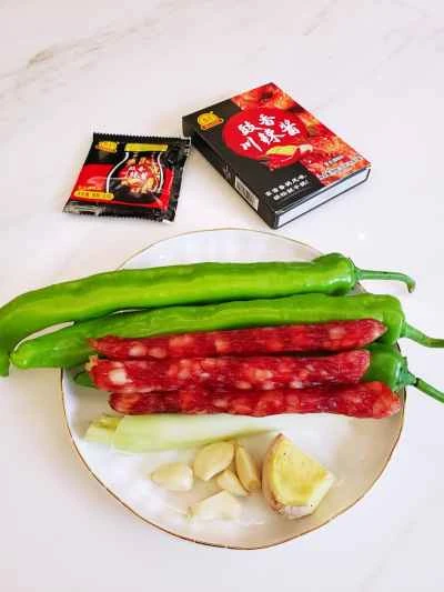 黒豆ソースとピーマンの中華ソーセージ炒めの作り方：1