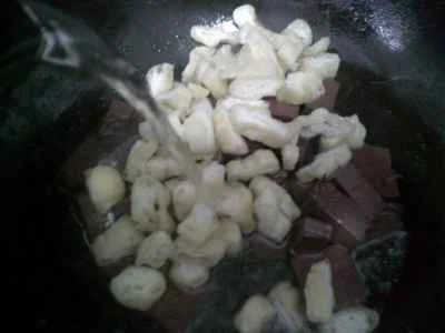 揚げ豆腐の細切りと鴨の血の煮込みの作り方：6