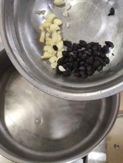 ゴーヤと黒豆、ニンニクの炒め物の作り方：3