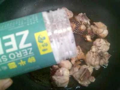 赤ピーマンとこんにゃくの結び目を使った鶏肉の煮込みの作り方：8