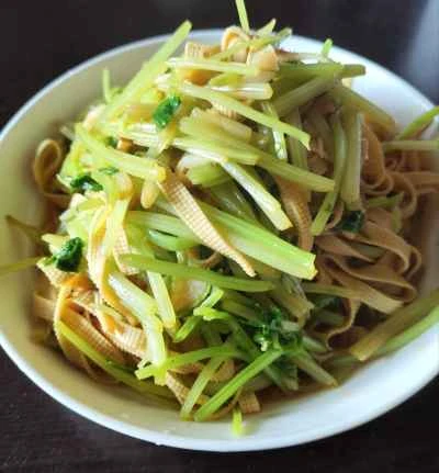 豆腐皮とセロリの炒め物の作り方：8