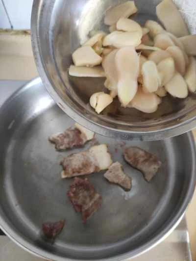 生姜とニンニクで豚肉を2度煮する手順：5