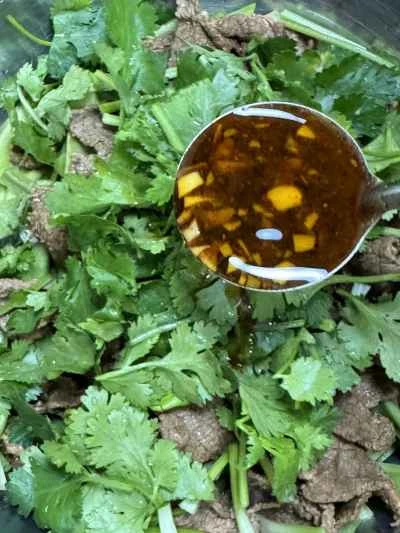 マスタードグリーンの塩漬けを使った牛肉サラダの作り方：12