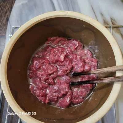牛肉とトマトの炒め物の作り方：1