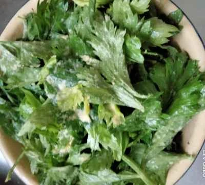 蒸しセロリの葉のレシピ手順:2