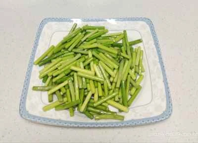 フライドポテトとニンニクの芽の炒め物の作り方：7