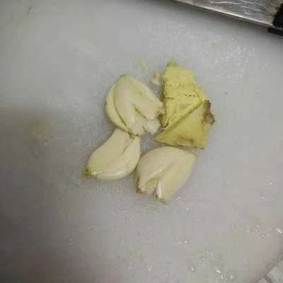 ニンニクと塩漬け豚肉を使ったインゲンの炒め物の作り方：2