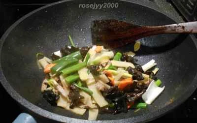 豚肉とキクラゲとネギの炒め物の作り方：8