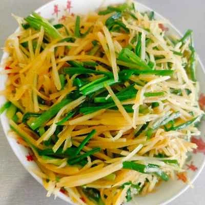 細切りジャガイモとチャイブの炒め物