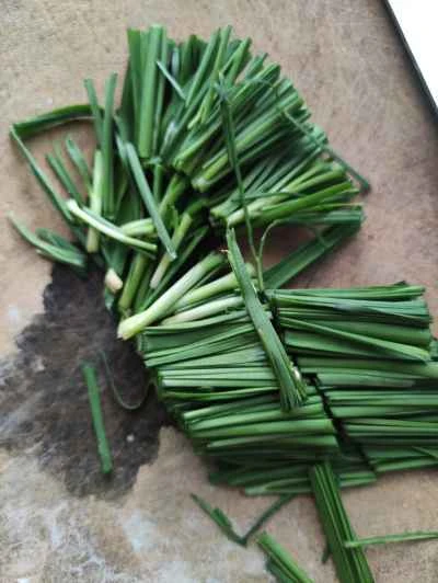 細切りジャガイモとチャイブの炒め物の作り方：2