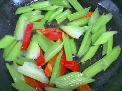 2種類の新鮮な材料を使ったセロリ炒めの作り方：11