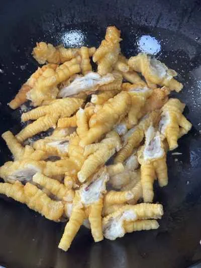 発酵黒豆とニンニクを使った蒸し鶏の足の作り方：6