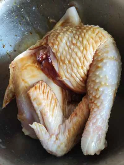 黒キノコを使った鶏肉の煮込みの作り方：2