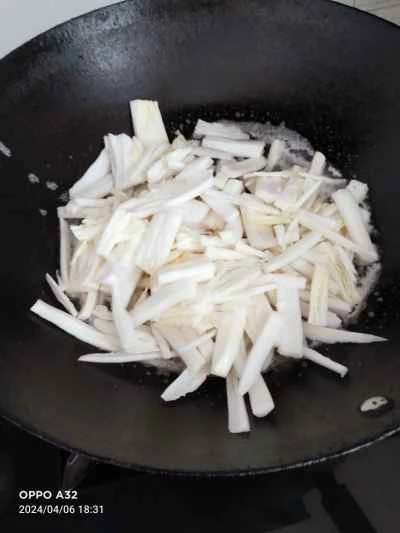 豆腐の結び目とキャベツの炒め物の作り方:2