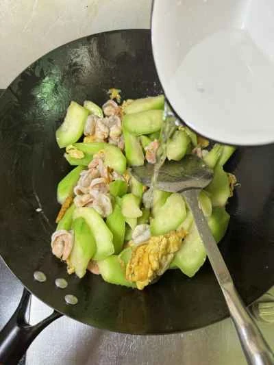 卵とエビのヘチマ炒めの作り方：9