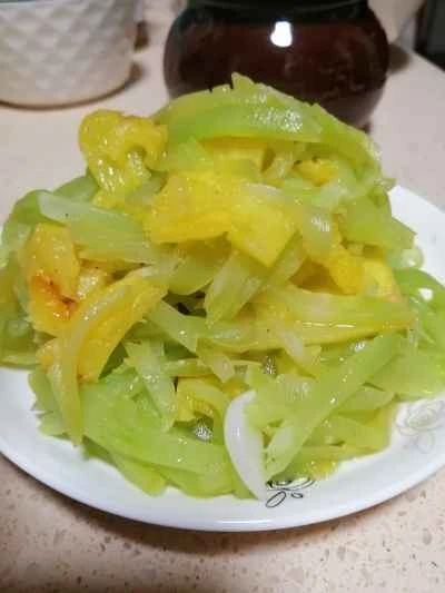 パイナップルとレタスの炒め物