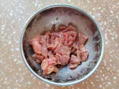 トマトと牛肉と卵の炒め物の作り方：1