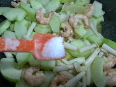 きのこ、エビ、キュウリの海鮮炒めの作り方：11
