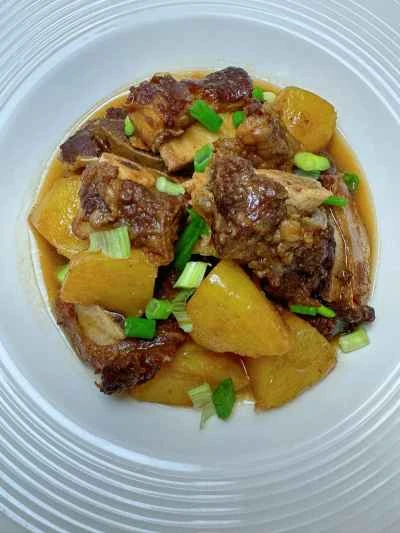 牛スペアリブとジャガイモの煮込みのレシピ