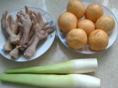 水タケノコと揚げグルテンを使った鶏足の煮込みの作り方：1