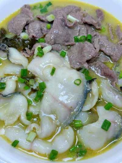 酢漬けキャベツ、魚、牛肉を組み合わせたレシピ