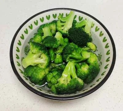 赤唐辛子とブロッコリーのサラダの作り方：2