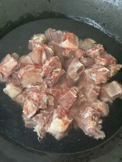 フラットブレッドを使ったポークリブの作り方：1