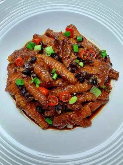 発酵黒豆とニンニクの蒸し鶏の足のレシピ