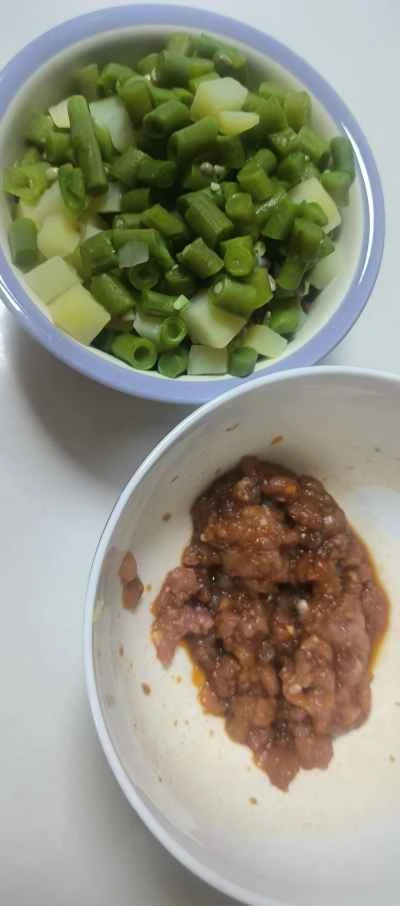 ひき肉、ジャガイモ、インゲンの炒め物の作り方：1