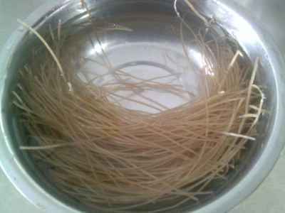 豆腐の細切り、キャベツの芯、サツマイモの麺の煮込みの作り方：2