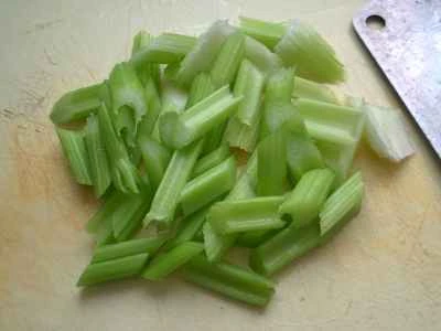 きのこ、黒キクラゲ、セロリの炒め物の作り方：3