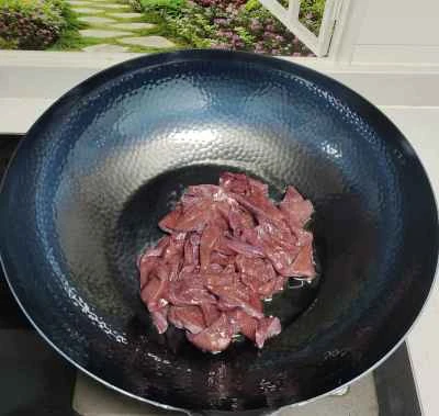 豚レバーと赤唐辛子と玉ねぎの炒め物の作り方：2