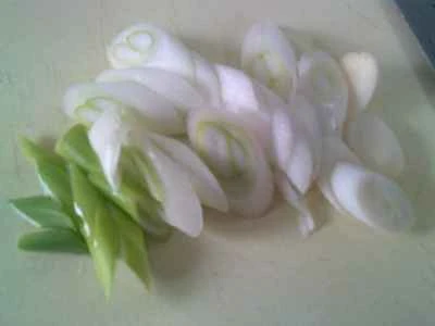 鴨の血とネギ、こんにゃくの炒め物の作り方：3