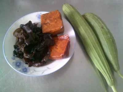 黒キクラゲと乾燥豆腐のヘチマ炒めの作り方：1