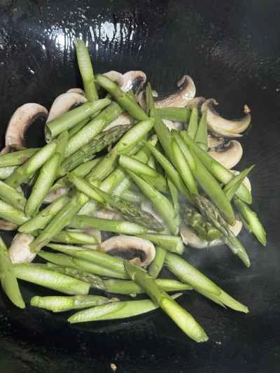 きのことアスパラガスの炒め物の作り方：4