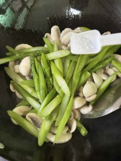 アスパラガスとキノコの炒め物の作り方：10