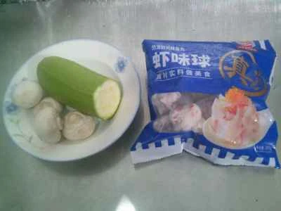 ズッキーニとキノコとエビの炒め物を作る手順：1