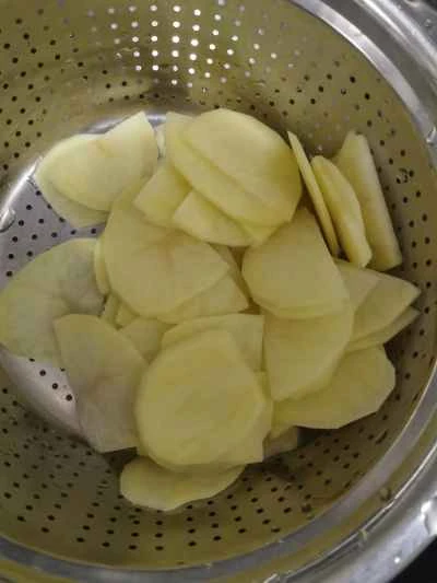 緑と赤のジャガイモのスライスを作る手順：2