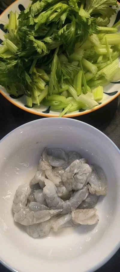 セロリとエビの炒め物の作り方：1