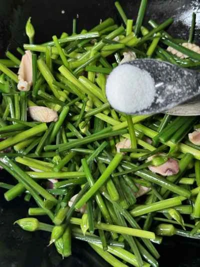 干しイカとニラの花の炒め物の作り方：9