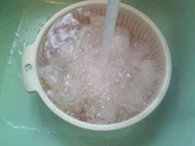 赤ピーマンとこんにゃくの結び目を使った鶏肉の煮込みの作り方：2