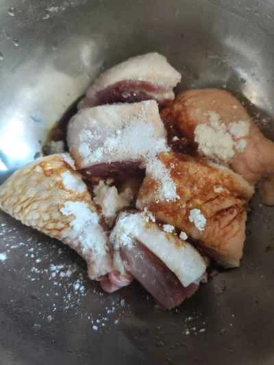 野生キノコ入り蒸し鶏もも肉の作り方：2
