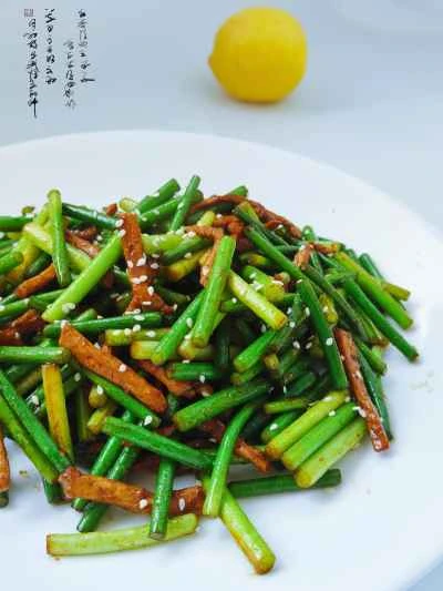 ニンニクの芽と豚肉の炒め物の作り方：1