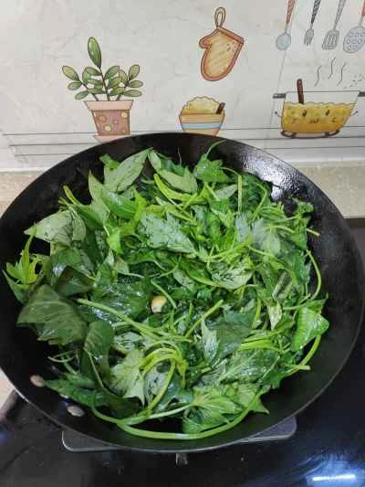 焼きチリソースで炒めたサツマイモの葉の作り方：5