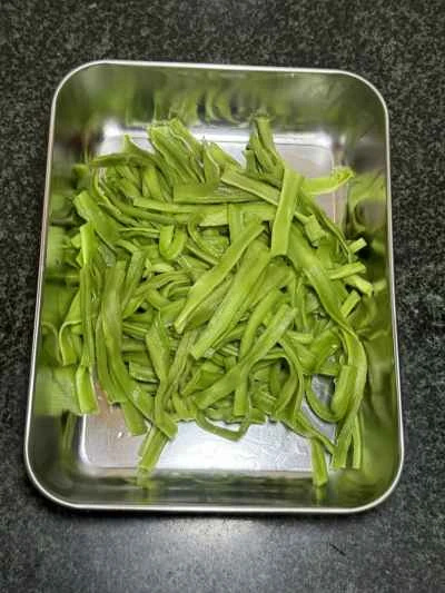 乾燥ユリのつぼみを使った煮込みトリッパの作り方：3