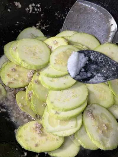 ひき肉入りズッキーニ炒めの作り方：6