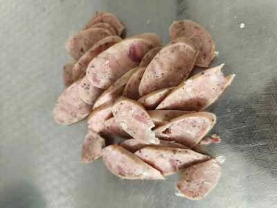 キュウリと黒胡椒ソーセージの炒め物の作り方：2