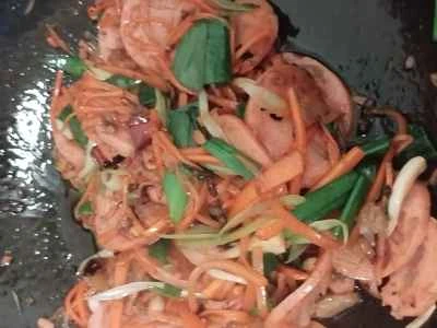 牛肉ソーセージとニンジンの炒め物の作り方：11