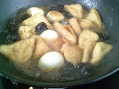 黒キノコと卵の揚げパン生地の三角形を作る手順：8