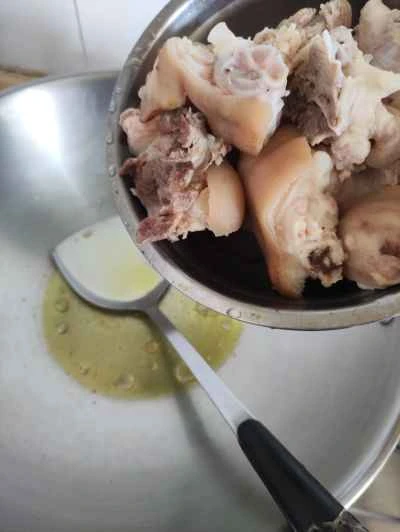 豆腐皮で蒸した豚足の作り方：3